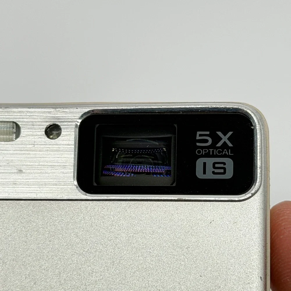 Kodak EasyShare M590 Digital Camera 14MP 5x Optical Zoom Silver Bundle Case SD